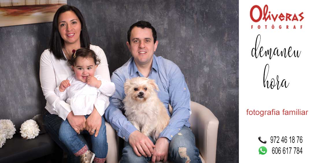 foto de la família amb la mascota