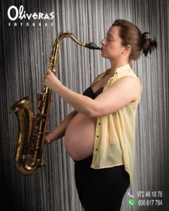 Una mama embarassada amb el saxo tocant una cançó per la filla que espera