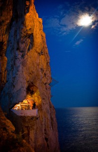 Vista de la Cova d'en Xoroi Menorca amb la Lluna de fons